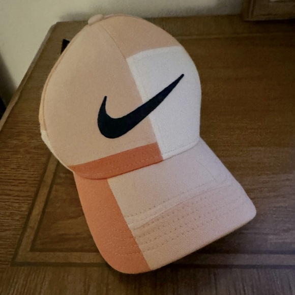 Colorblock, adjustable size Nike ball cap - Picture 1 of 2